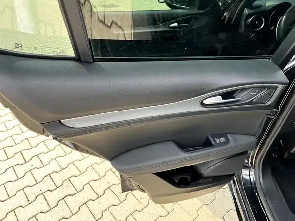 ALFA ROMEO STELVIO VELOCE (12/28)