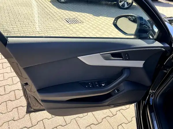 AUDI A4 AVANT (11/28)