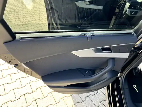 AUDI A4 AVANT (12/28)