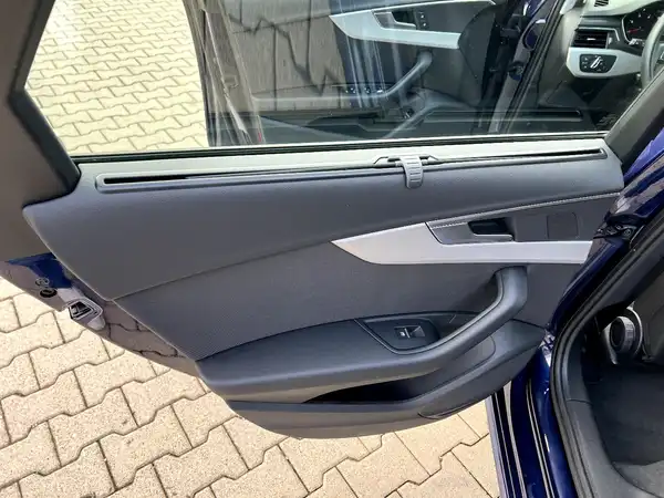 AUDI A4 AVANT (11/27)