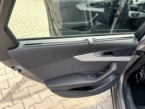 AUDI A4 AVANT (12/27)