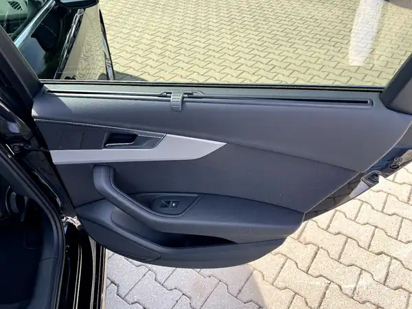 AUDI A4 (14/28)
