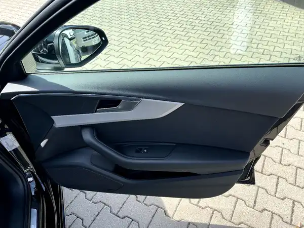 AUDI A4 (20/28)