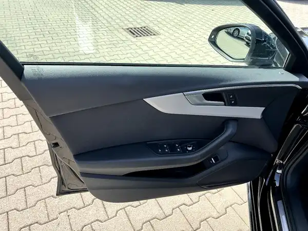 AUDI A4 (10/28)