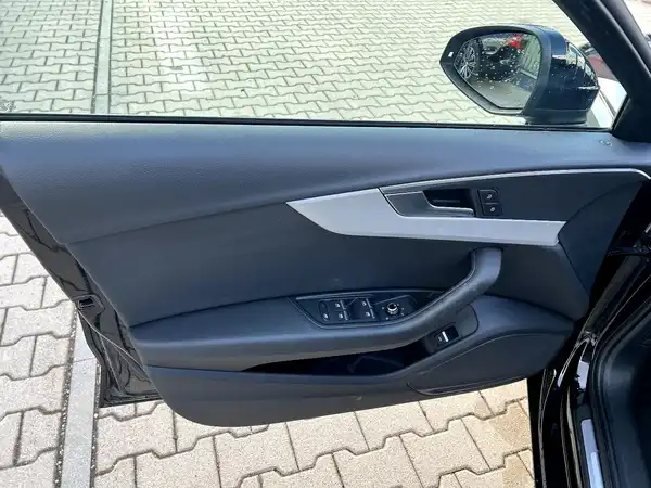AUDI A4 AVANT (11/28)