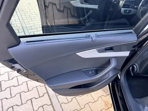 AUDI A4 AVANT (12/28)
