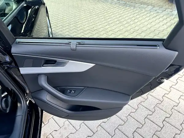 AUDI A4 AVANT (15/28)