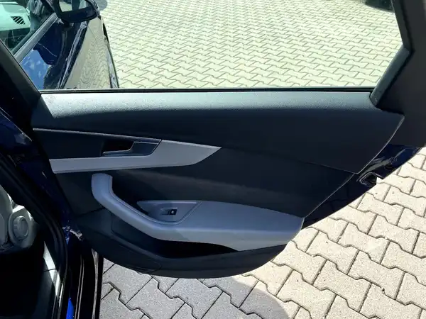 AUDI A4 (14/27)