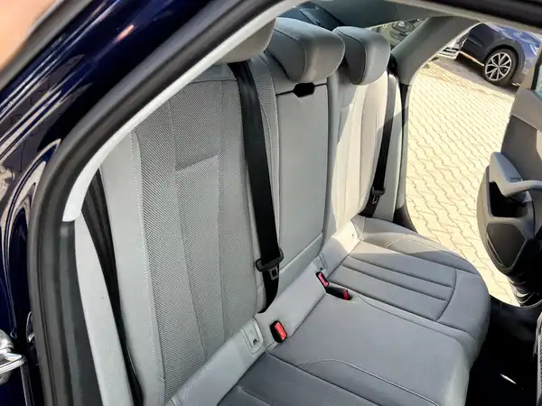 AUDI A4 (16/27)