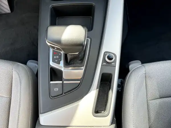 AUDI A4 (23/27)