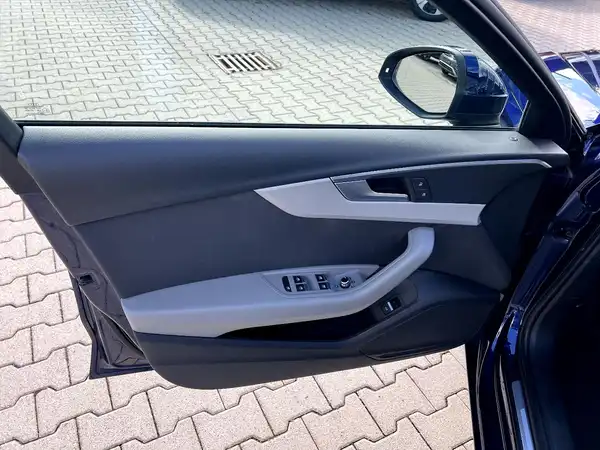 AUDI A4 (10/27)