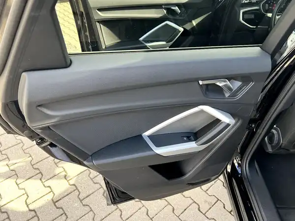 AUDI Q3 (11/27)