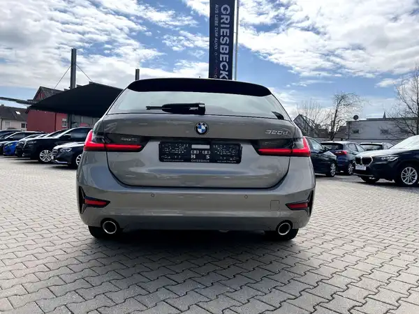 BMW 320 (3/28)