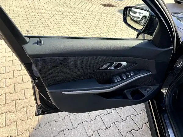 BMW 320 (12/29)
