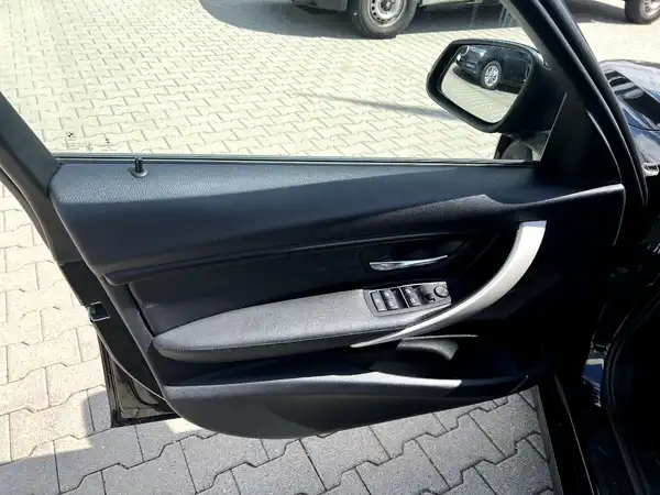 BMW 320 (11/27)