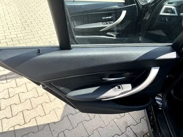 BMW 320 (12/27)