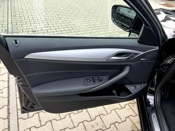 BMW 520 (11/28)