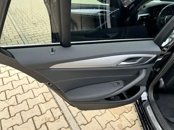 BMW 520 (12/28)