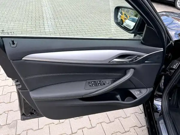 BMW 520 (11/28)