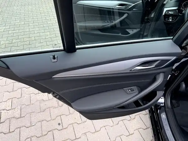 BMW 520 (12/28)