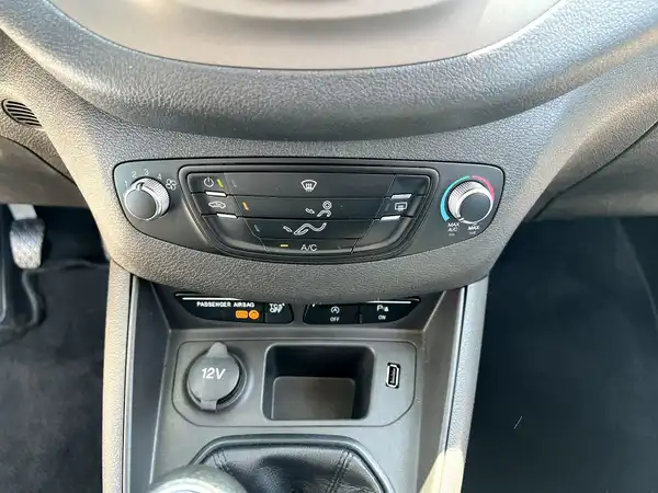 FORD COURIER (24/27)