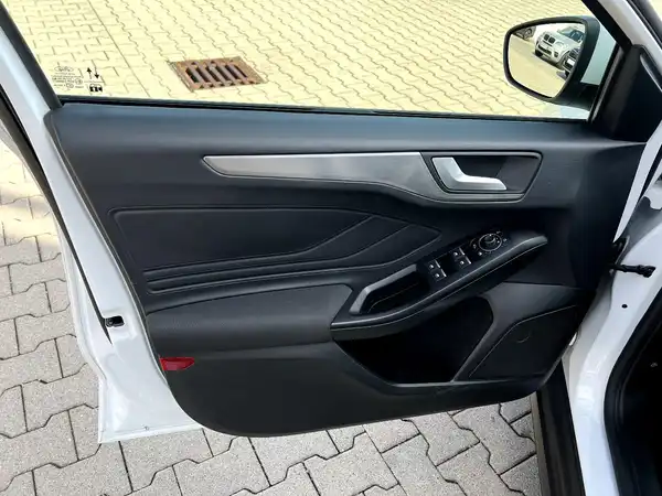 FORD FOCUS (10/26)