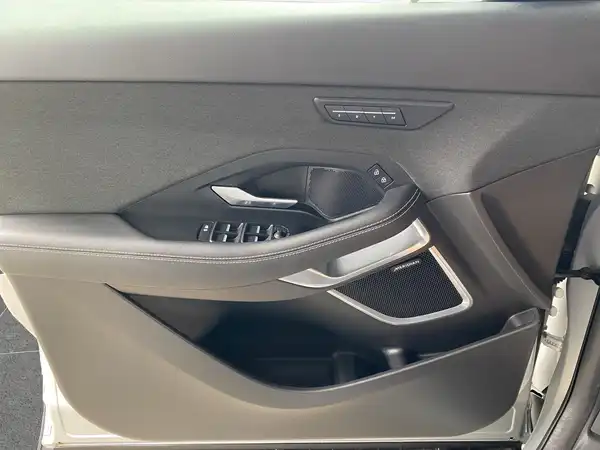JAGUAR E-PACE (17/22)