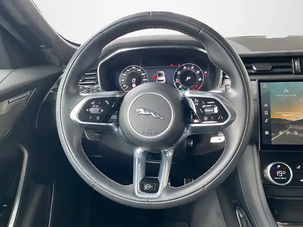 JAGUAR F-PACE (10/23)