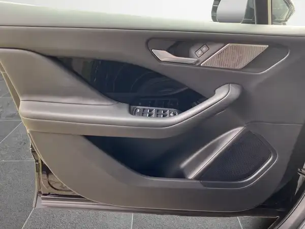 JAGUAR I-PACE (17/21)