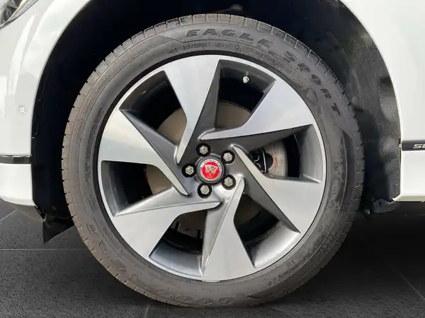 JAGUAR I-PACE (15/22)