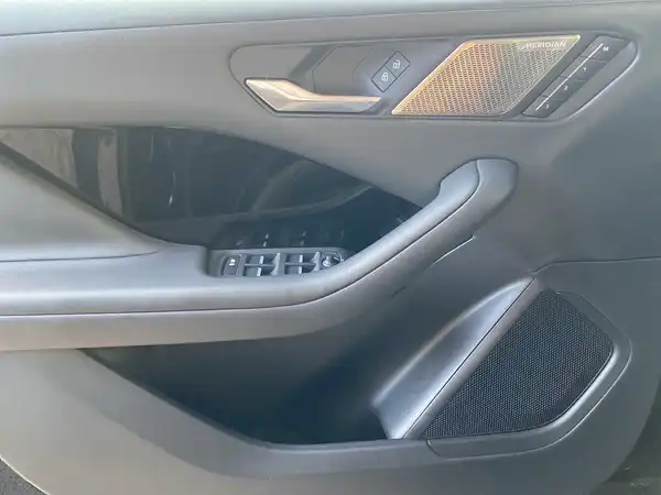 JAGUAR I-PACE (17/21)