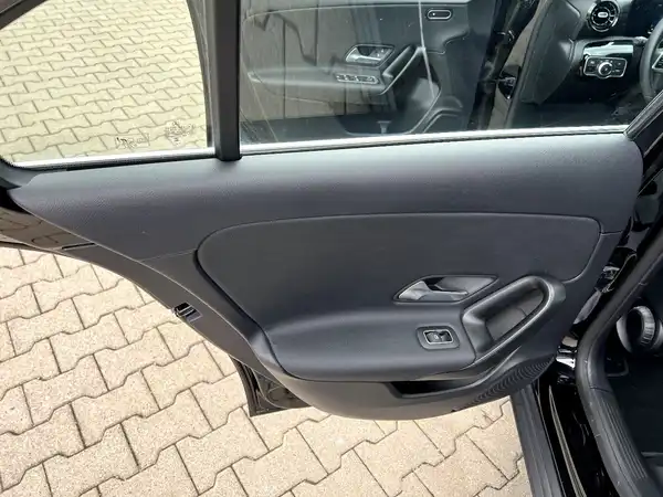 MERCEDES-BENZ A-KLASSE (11/27)