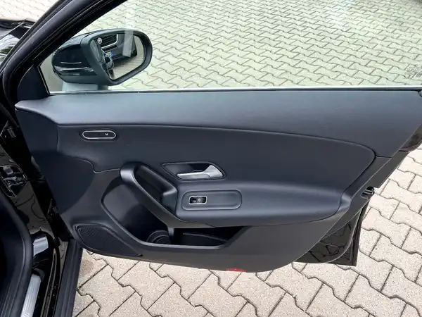 MERCEDES-BENZ A-KLASSE (20/27)
