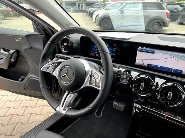 MERCEDES-BENZ A-KLASSE (26/27)