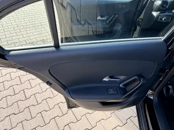 MERCEDES-BENZ A-KLASSE (11/27)