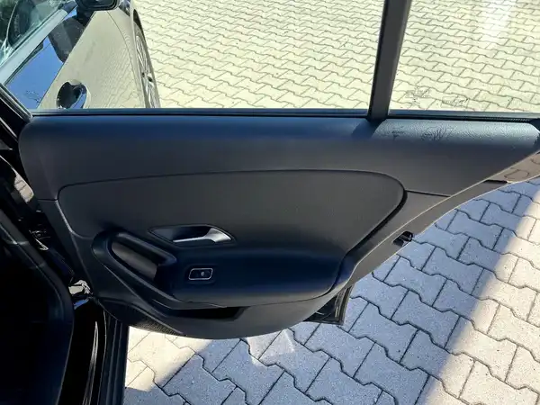 MERCEDES-BENZ A 180 d (15/27)