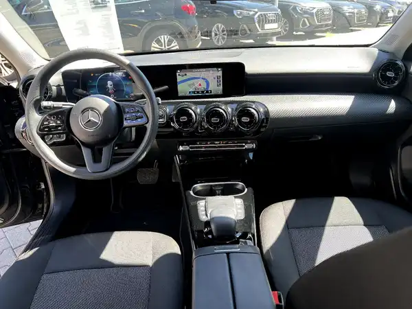 MERCEDES-BENZ A 180 d (17/27)