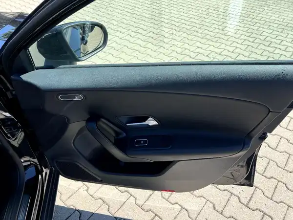 MERCEDES-BENZ A 180 d (19/27)