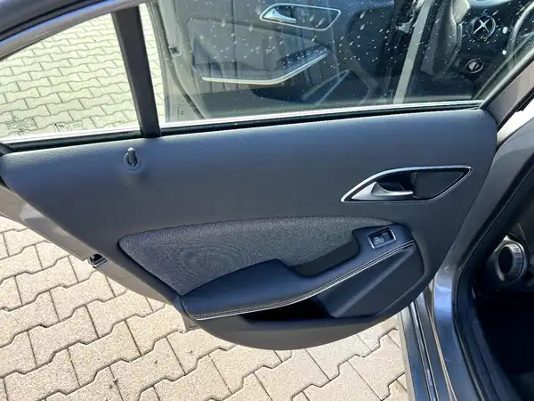 MERCEDES-BENZ A-KLASSE (11/27)