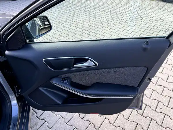 MERCEDES-BENZ A-KLASSE (19/27)