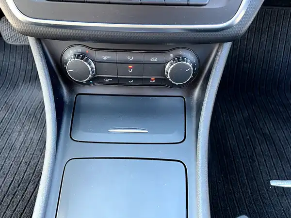 MERCEDES-BENZ A-KLASSE (24/27)