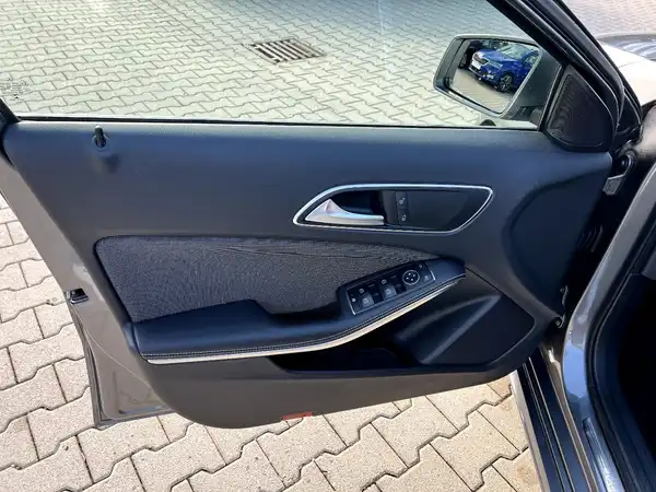 MERCEDES-BENZ A-KLASSE (10/27)