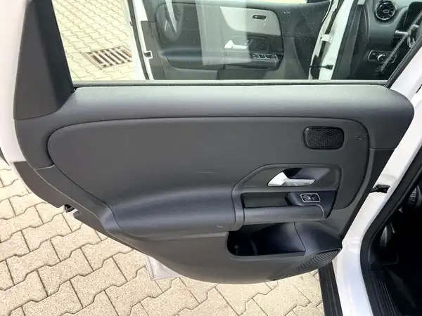 MERCEDES-BENZ B 220 (11/26)