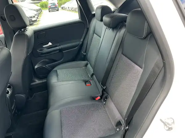 MERCEDES-BENZ B 220 (13/26)