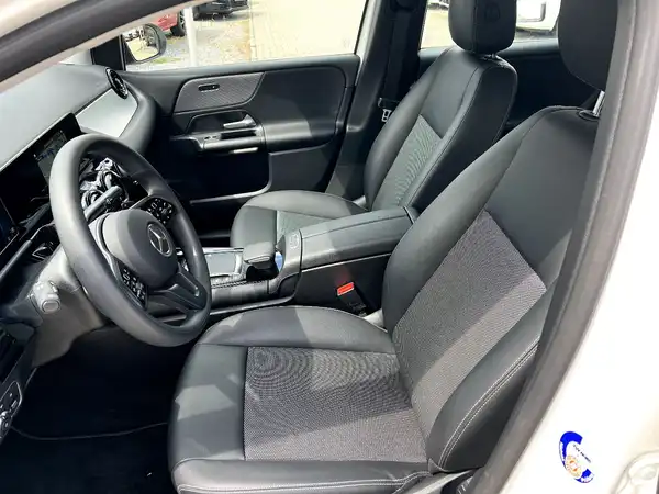 MERCEDES-BENZ B 220 (8/26)