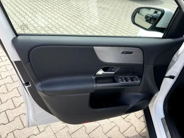 MERCEDES-BENZ B 220 (10/26)