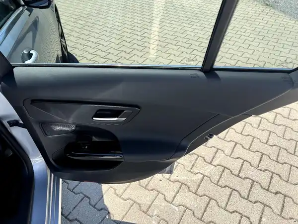 MERCEDES-BENZ C 220 (16/27)
