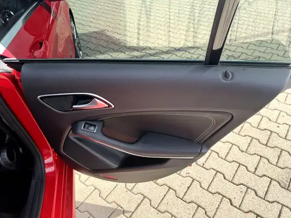MERCEDES-BENZ CLA (15/28)