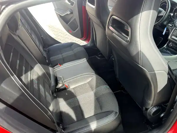 MERCEDES-BENZ CLA (16/28)