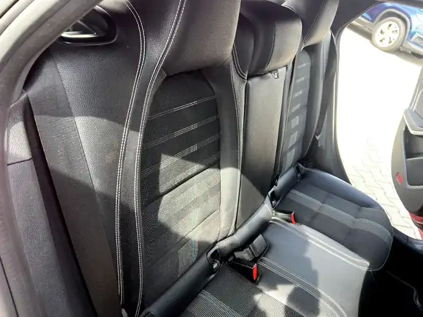 MERCEDES-BENZ CLA (17/28)